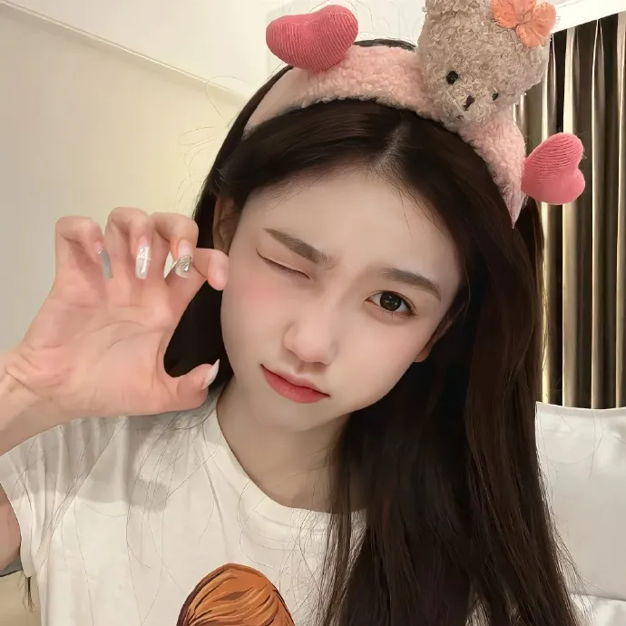 乐坛天后被曝机场牵手女助理，一夜之间机场画面流出